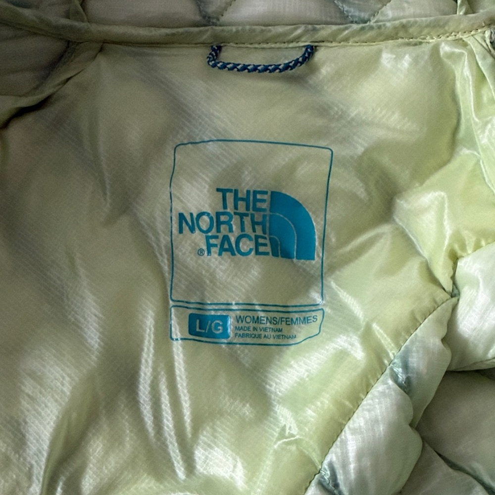 The North Face Women’s Teal Quilted Hooded Jacket - Picture 3 of 3
